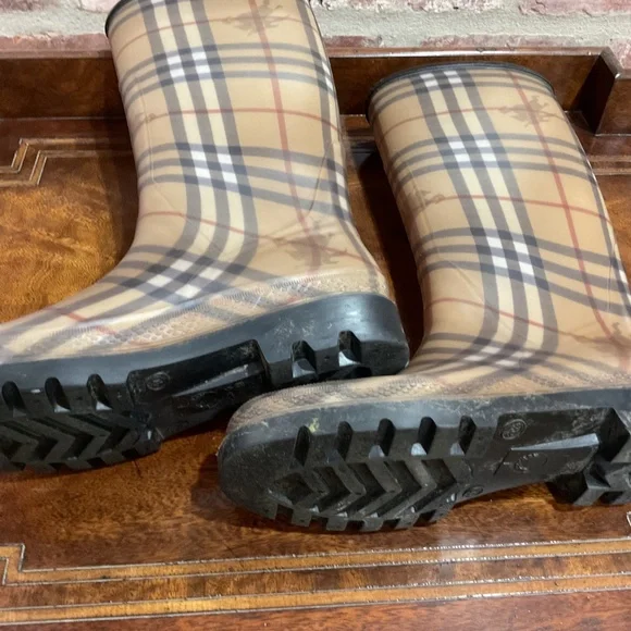 Burberry rain boots - Picture 4 of 5